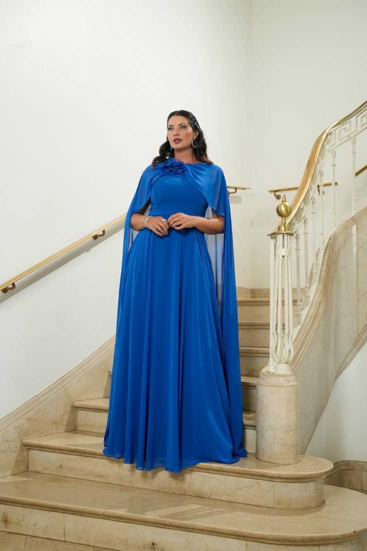 Vestido azul royal com capa fluida