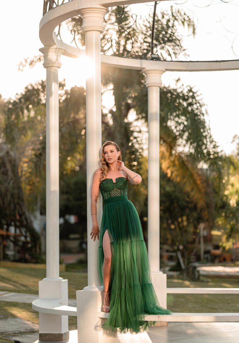 Vestido verde esmeralda em tule com fenda